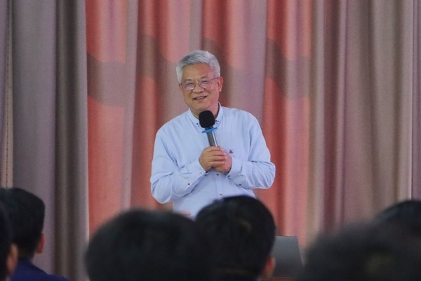澳门黄金城app官方版下载重机2022届大学生交流座谈会暨总经理课堂顺利召开