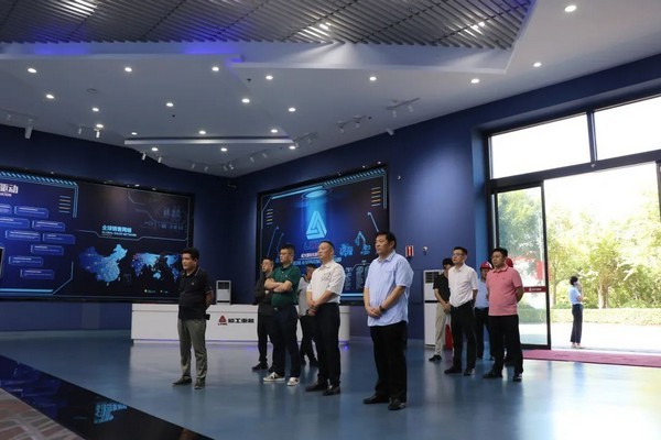 澳门黄金城app官方版下载重机与新疆鸣阳矿业建设集团战略合作签约
